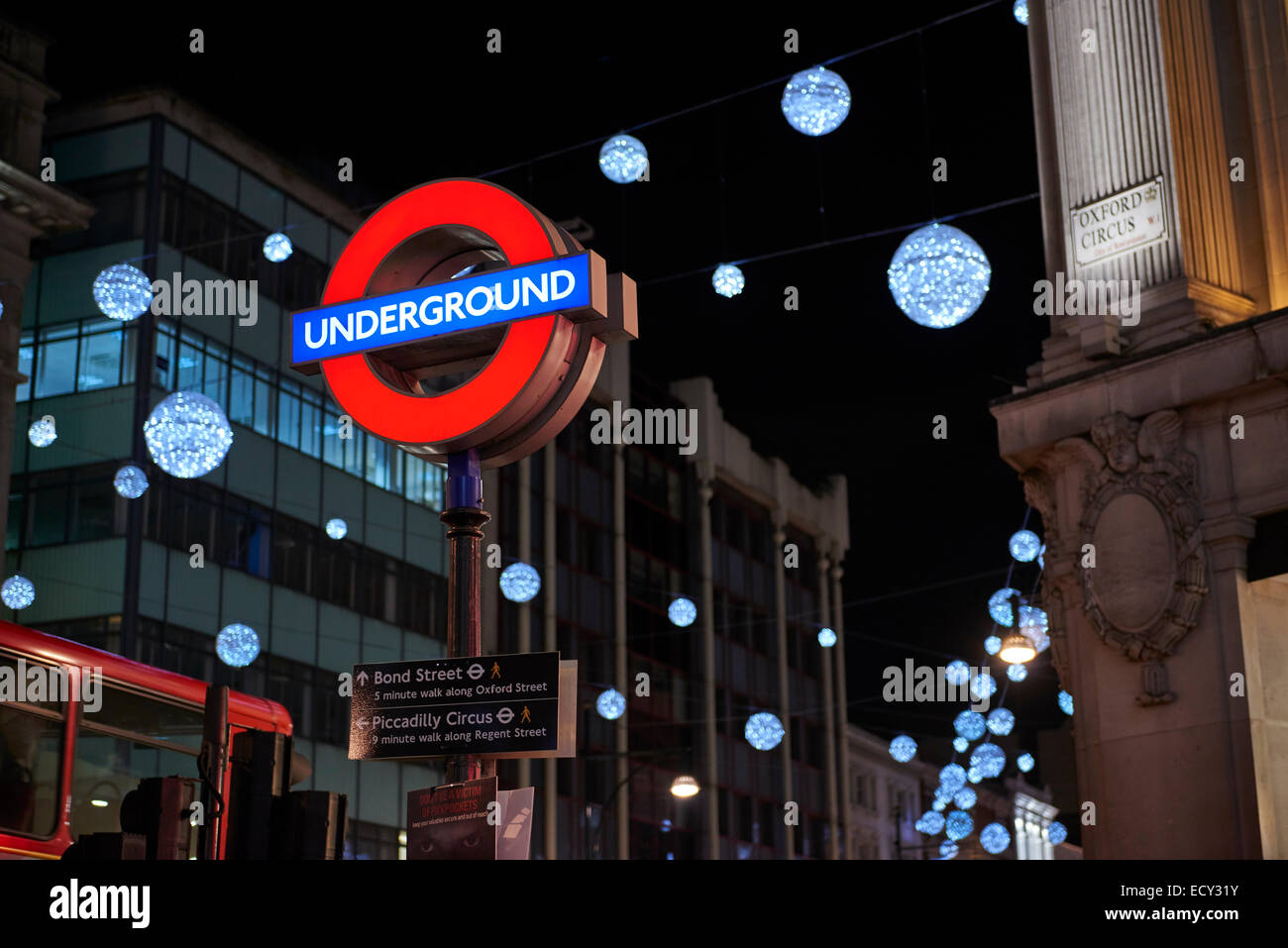 Londres, Royaume-Uni - 20 DÉCEMBRE : shot Nuit de panneau d'entrée du métro de Londres avec des lumières de Noël en arrière-plan. 2 décembre Banque D'Images