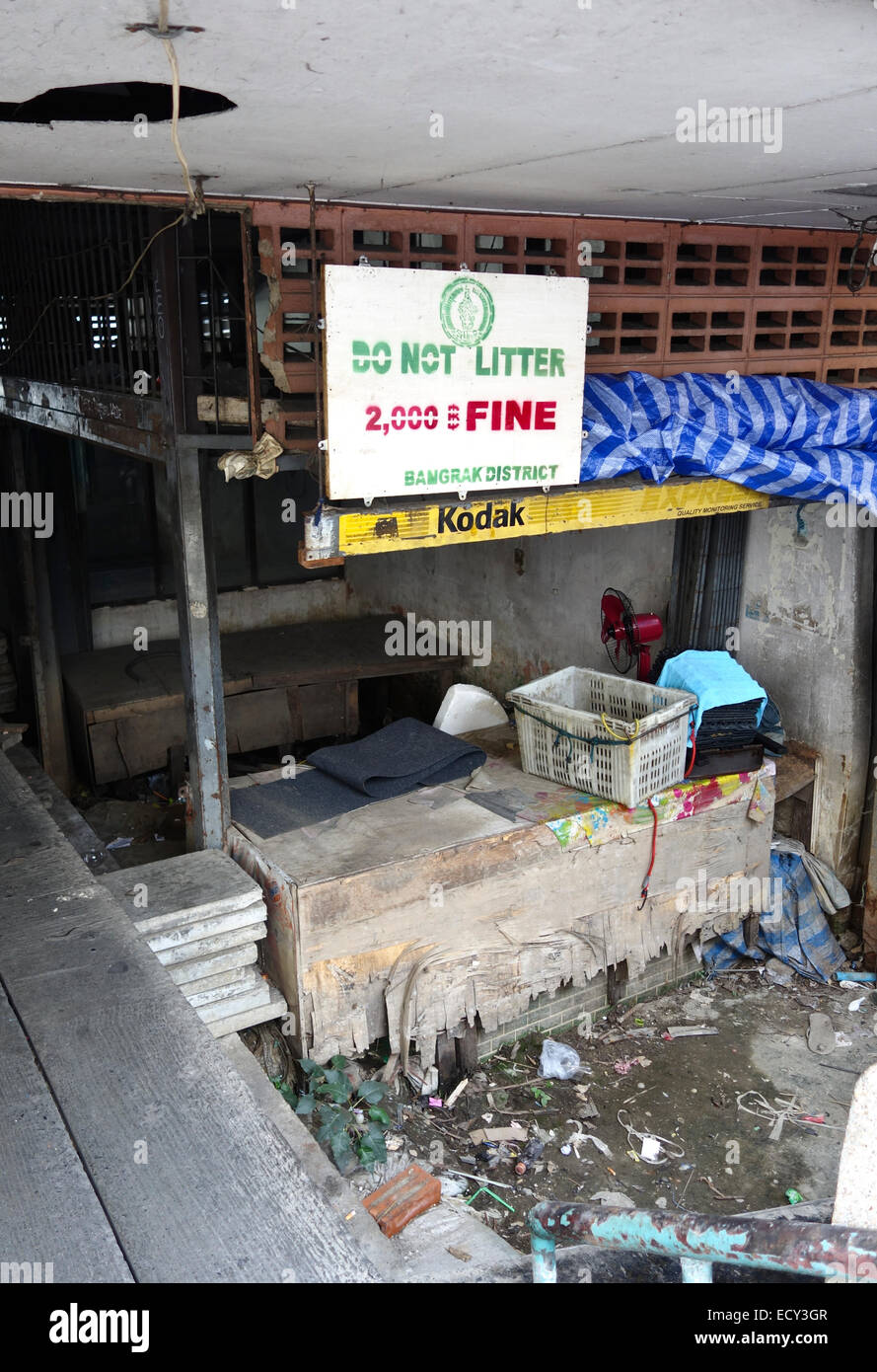 La rue abandonnée, petite boutique avec, ne pas signer la litière, 2000 Bahts d'amende, Bangkok, Thaïlande, Asie du sud-est. Banque D'Images