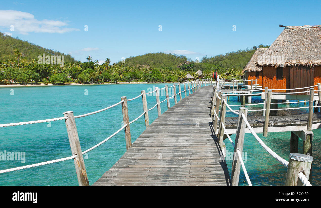 Passerelle en bois de bungalows sur pilotis dans la mer, les Mers du Sud, Malolo Island, Yasawa Islands, Fidji Banque D'Images