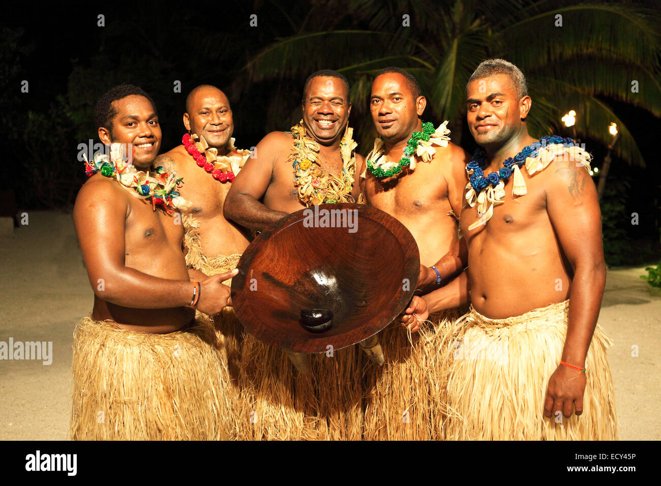 Les hommes prenant part à la Cérémonie du Kava, Malolo Island, Yasawa Islands, Fidji Banque D'Images