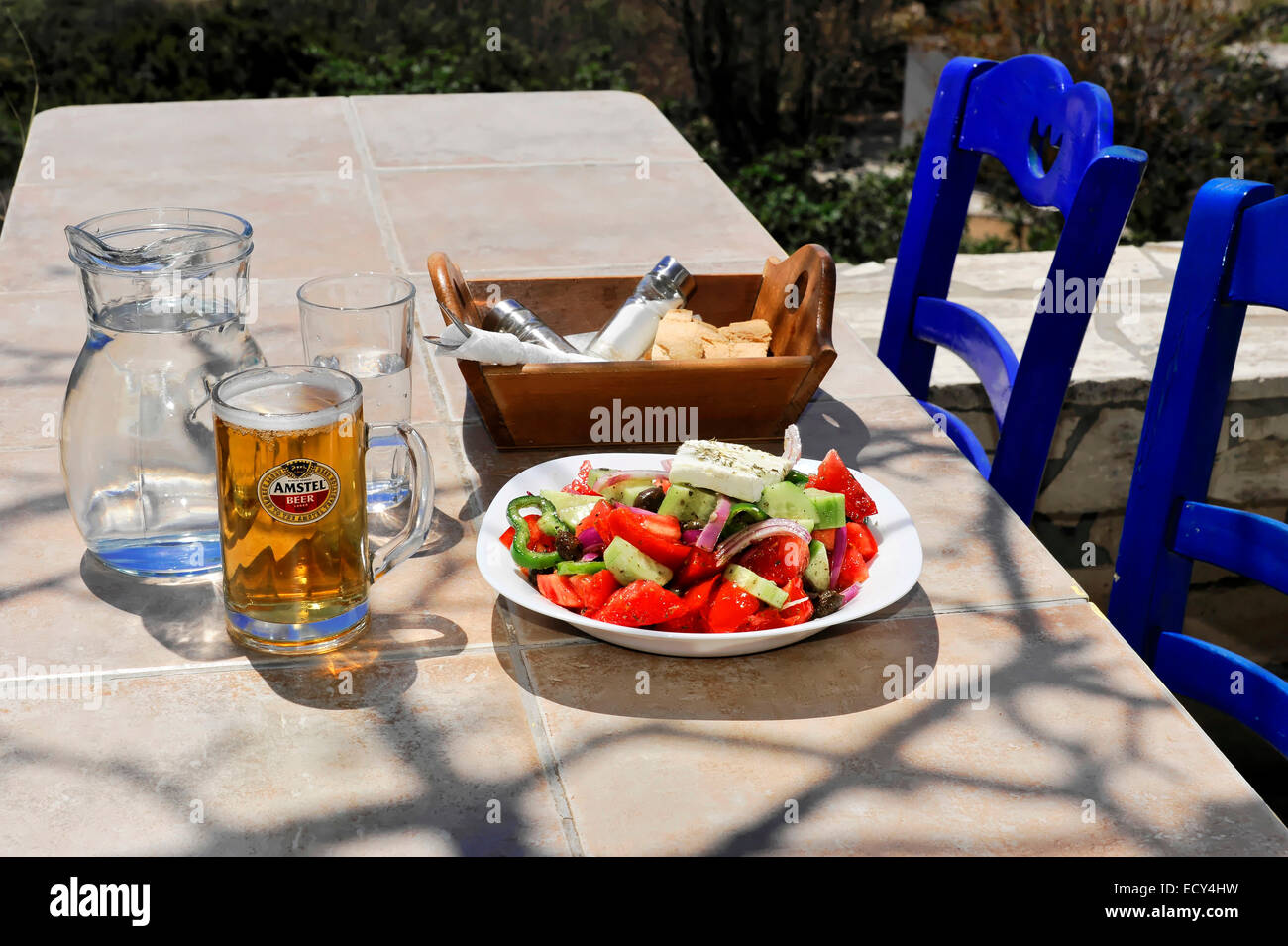 Salade grecque, set, taverne, restaurant, Falasarna, Phalasarna, Crète, Grèce Banque D'Images