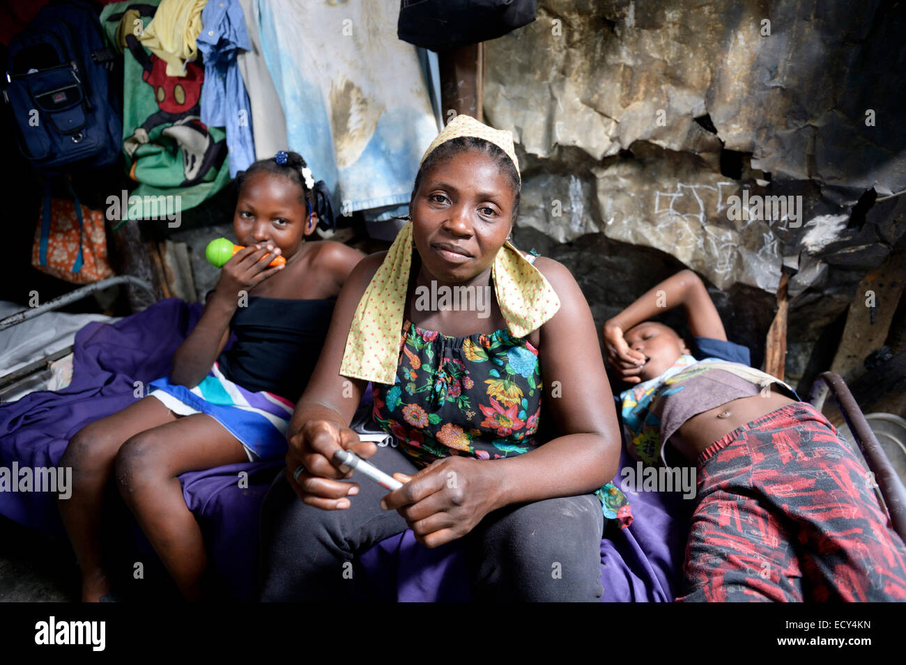 Femme, 40 ans, et deux enfants, 8 et 10 ans, à la caserne, le camp de réfugiés du séisme d'Icare, 5 ans après le 2010 Banque D'Images