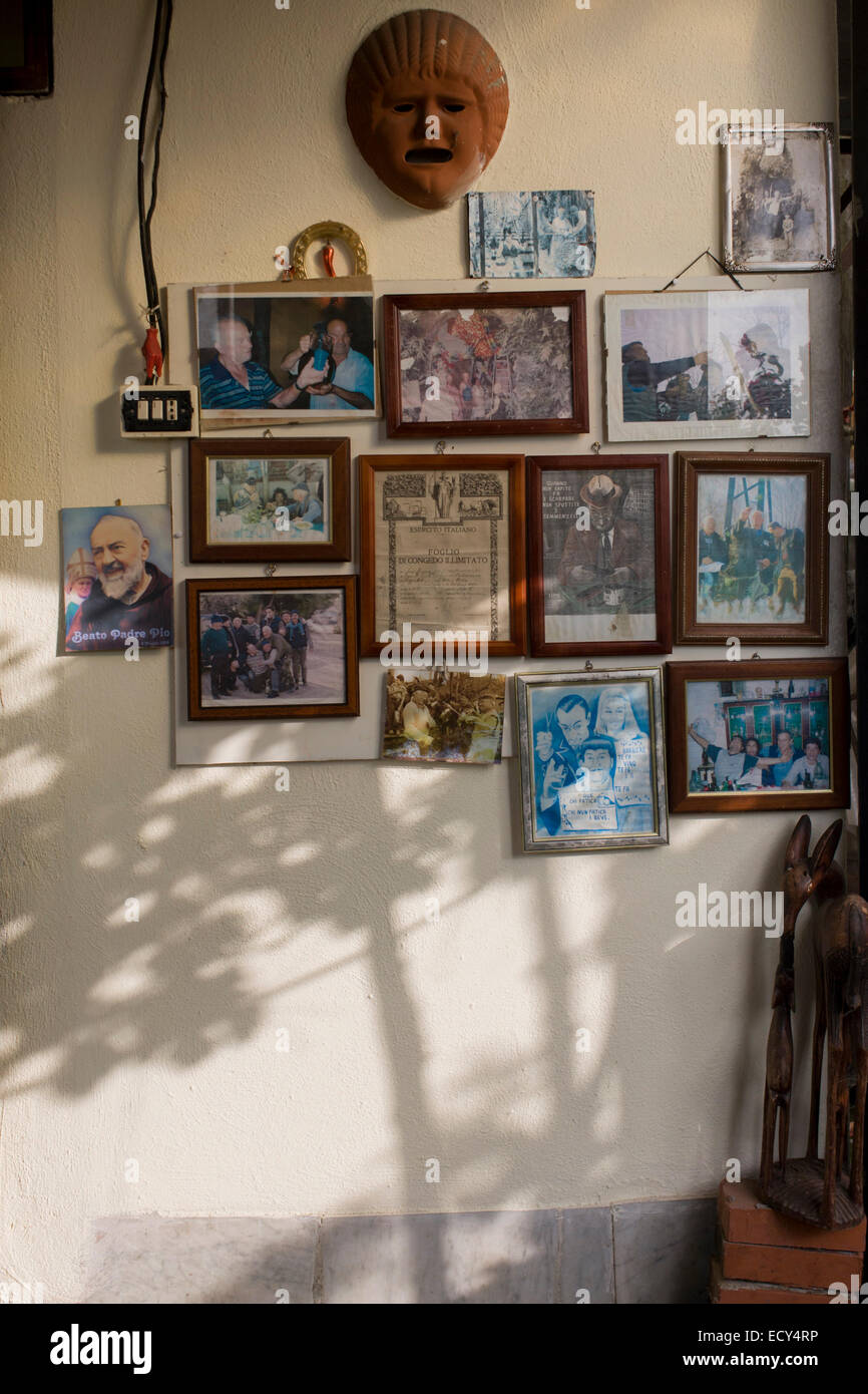 Souvenirs de famille sur un mur d'une petite exploitation située sur les pentes du volcan Vésuve qui dernière éruption en 1944. Banque D'Images