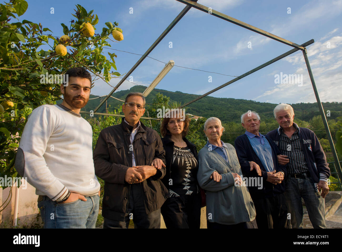 Baldassare et Felicia de Simons et entouré de la famille des citrons dans leur jardin dans le village de Somma Vesuviana Banque D'Images