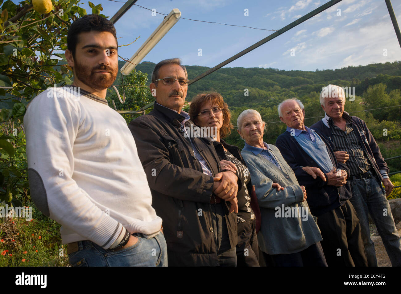 Baldassare et Felicia de Simons et entouré de la famille des citrons dans leur jardin dans le village de Somma Vesuviana Banque D'Images