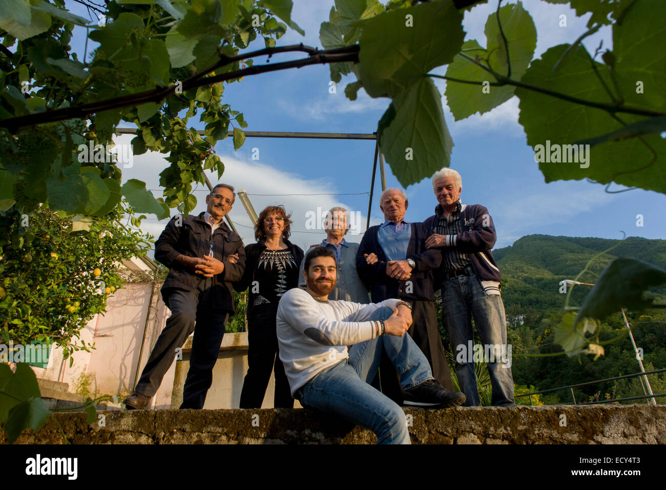 Baldassare et Felicia de Simons et entouré de la famille des citrons dans leur jardin dans le village de Somma Vesuviana Banque D'Images