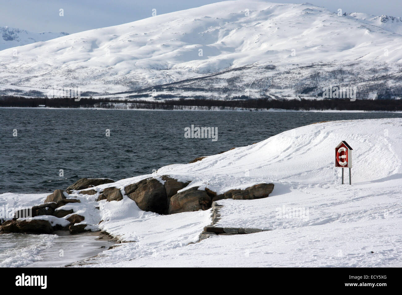 Une plage couverte de neige à l'extérieur de Tromso, Norvège Banque D'Images