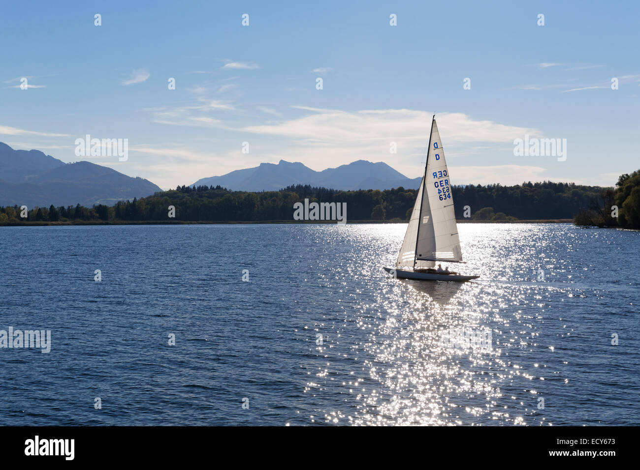 Voiliers sur le lac de Chiemsee, Chiemgau, Upper Bavaria, Bavaria, Germany Banque D'Images