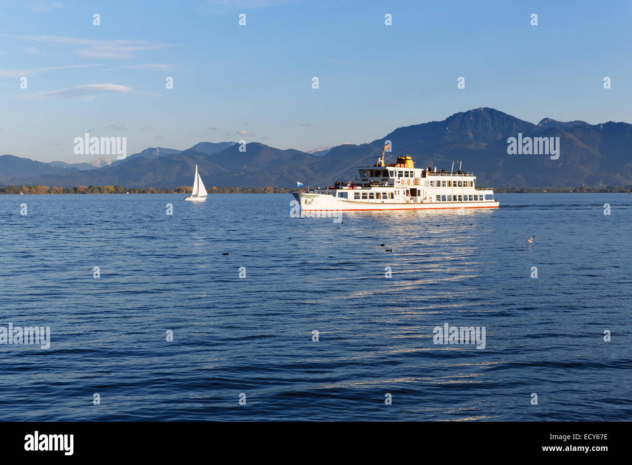 Navire à passagers Edeltraud et Alpes de Chiemgau, le lac de Chiemsee, Chiemgau, Upper Bavaria, Bavaria, Germany Banque D'Images
