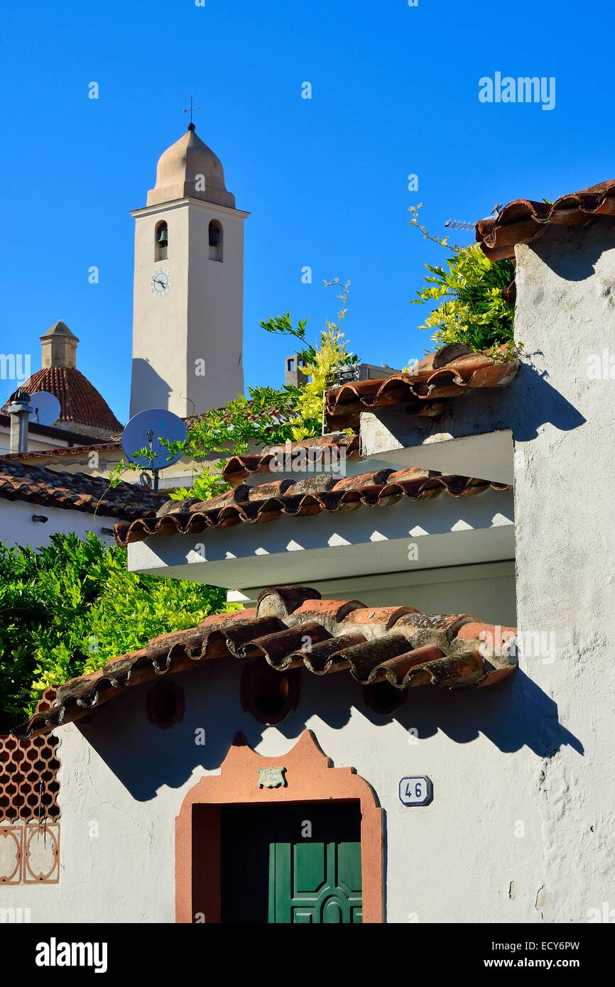 Clocher de l'église paroissiale de San Giacomo, maisons aux toits à l'avant, Orosei, Province de Nuoro, Sardaigne, Italie Banque D'Images