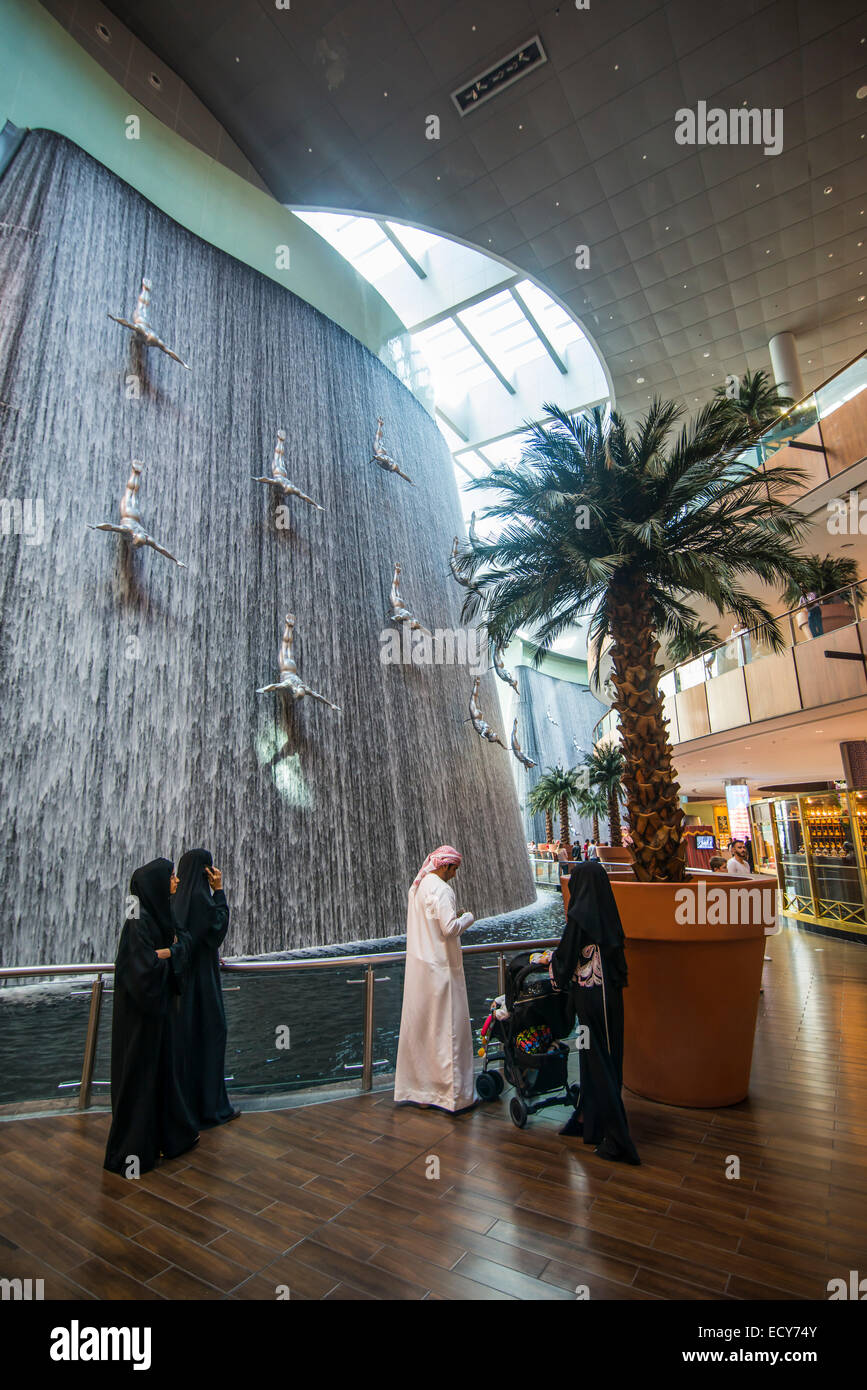 Fontaine du centre commercial Mall of the Emirates, Dubaï, Émirats Arabes Unis Banque D'Images