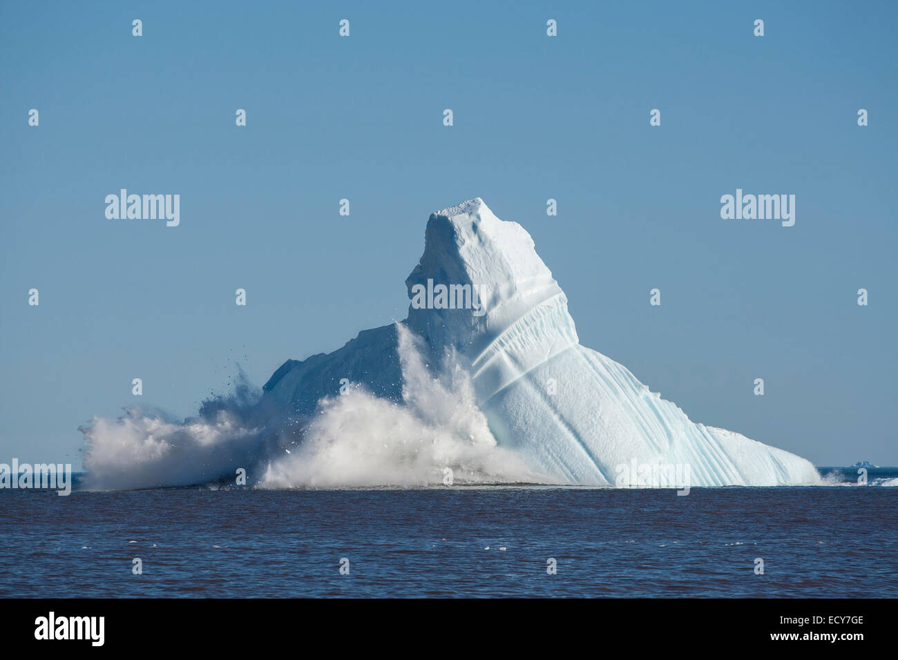Morceaux de casser un énorme iceberg ce qui le déséquilibre et l'effondrement, Qeqertarsuaq, la baie de Disko, Groenland Banque D'Images