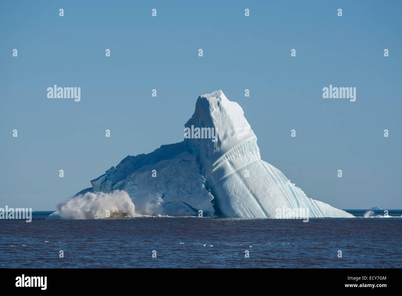 Morceaux de casser un énorme iceberg ce qui le déséquilibre et l'effondrement, Qeqertarsuaq, la baie de Disko, Groenland Banque D'Images