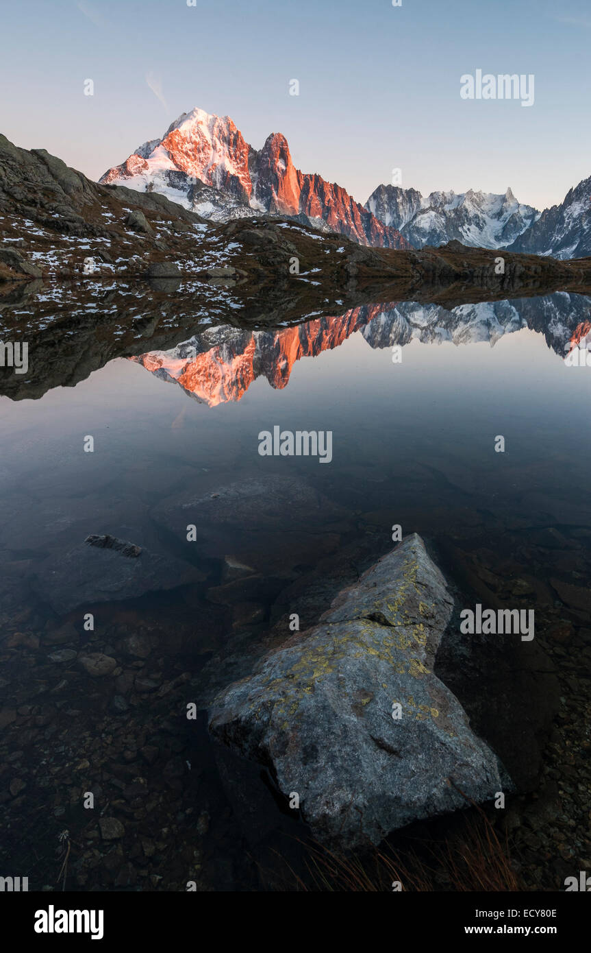 Aiguilles de Chamonix ​​Reflected dans la région du Lac de Chesery, Chamonix, France Banque D'Images