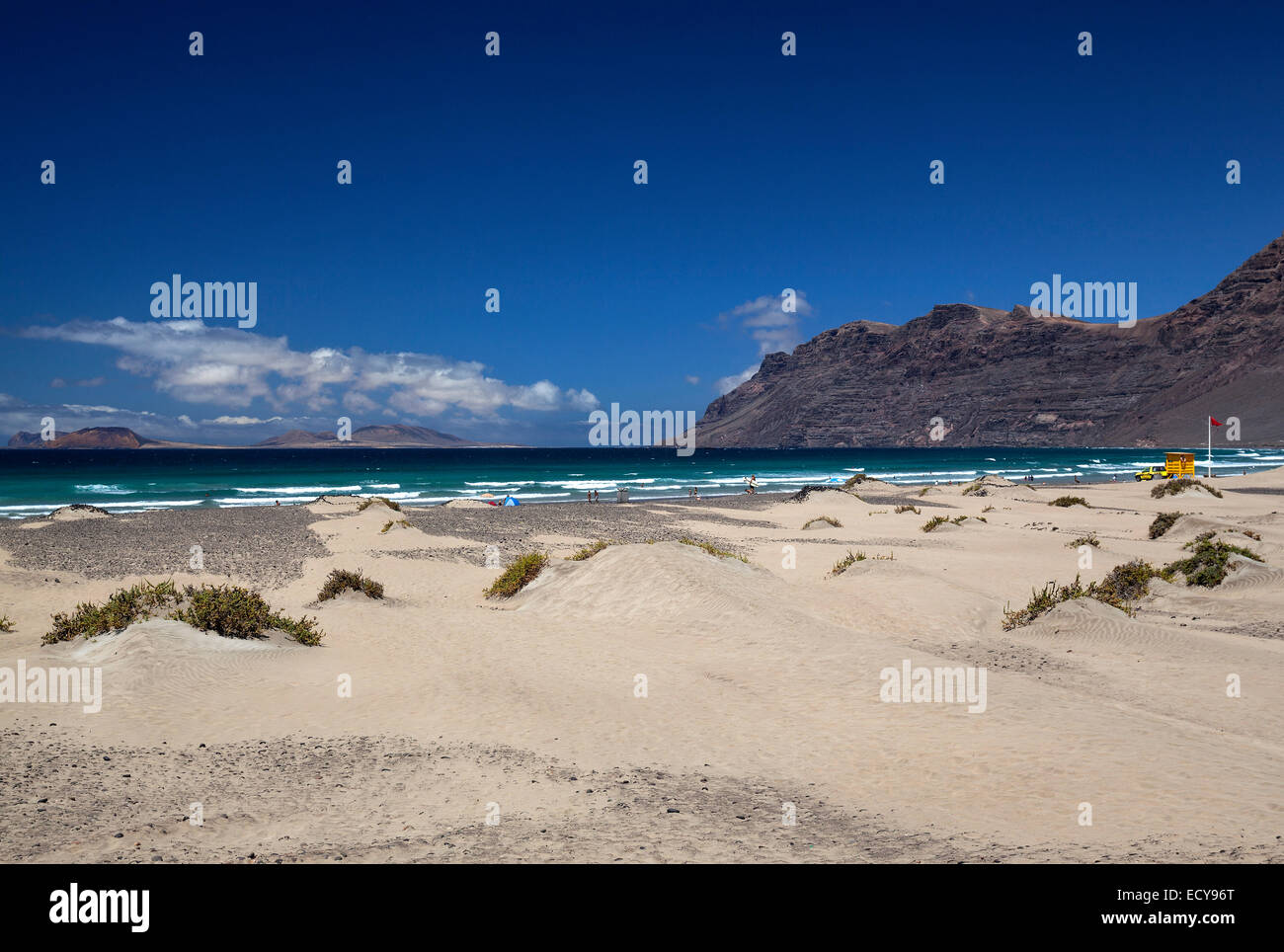 La plage de Famara, Playa de Famara, droit Risco de Famara, arrière gauche de l'île de Graciosa, Lanzarote, îles Canaries, Espagne Banque D'Images