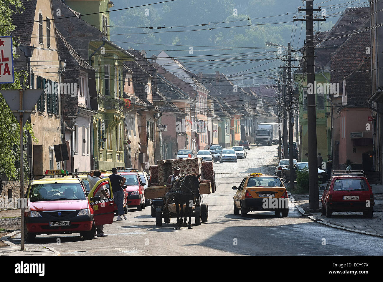 Gypsy avec un chariot tiré par un cheval à Sighisoara Transylvanie,Région,Roumanie Banque D'Images