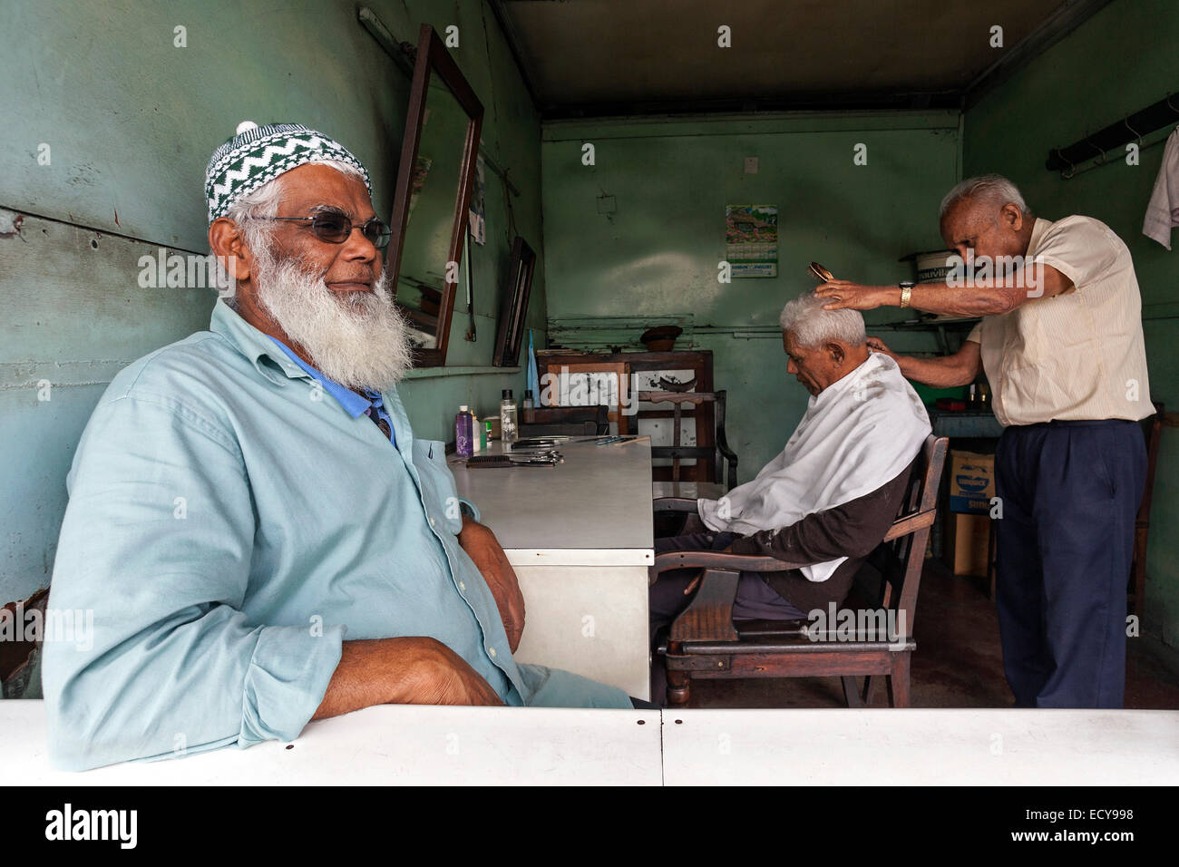 Les hommes de chez le coiffeur, Mahebourg, Mauritius Banque D'Images