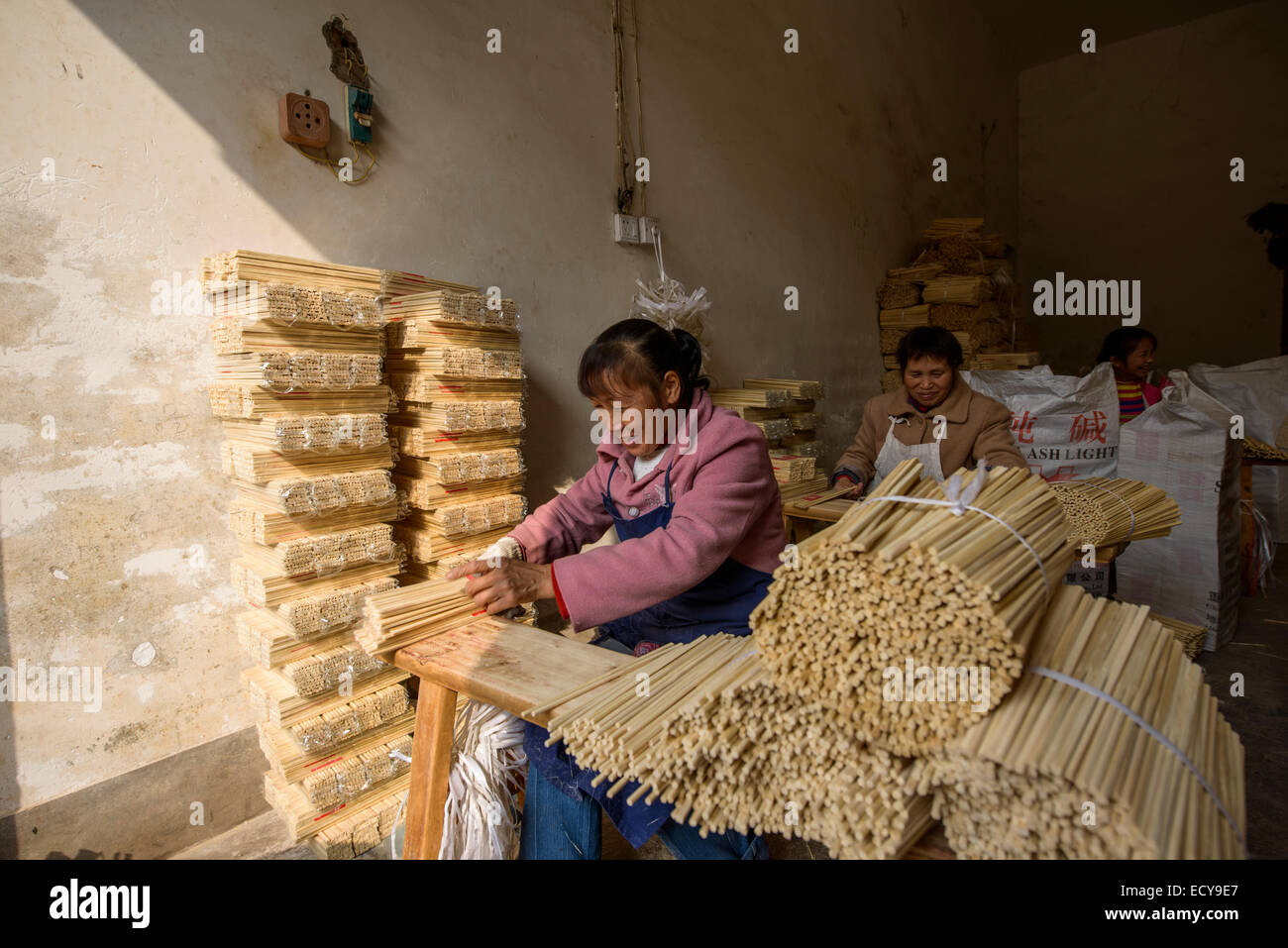 Les travailleurs d'usine et des baguettes dans la province du Sichuan, Chine Banque D'Images