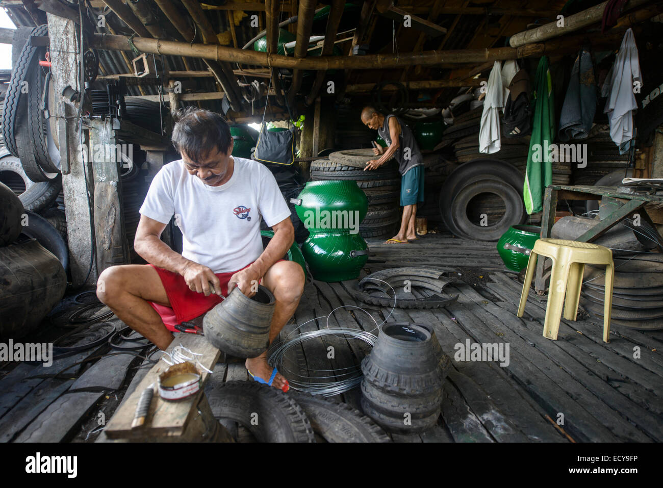 Le recyclage des vieux pneus camion à construire des meubles, au sud de Luzon, Philippines Banque D'Images