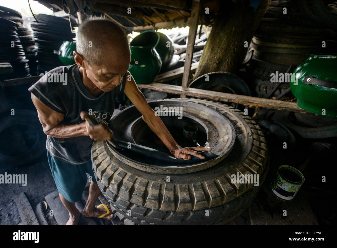 Le recyclage des vieux pneus camion à construire des meubles, au sud de Luzon, Philippines Banque D'Images