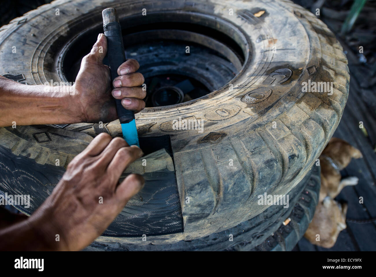 Le recyclage des vieux pneus camion à construire des meubles, au sud de Luzon, Philippines Banque D'Images