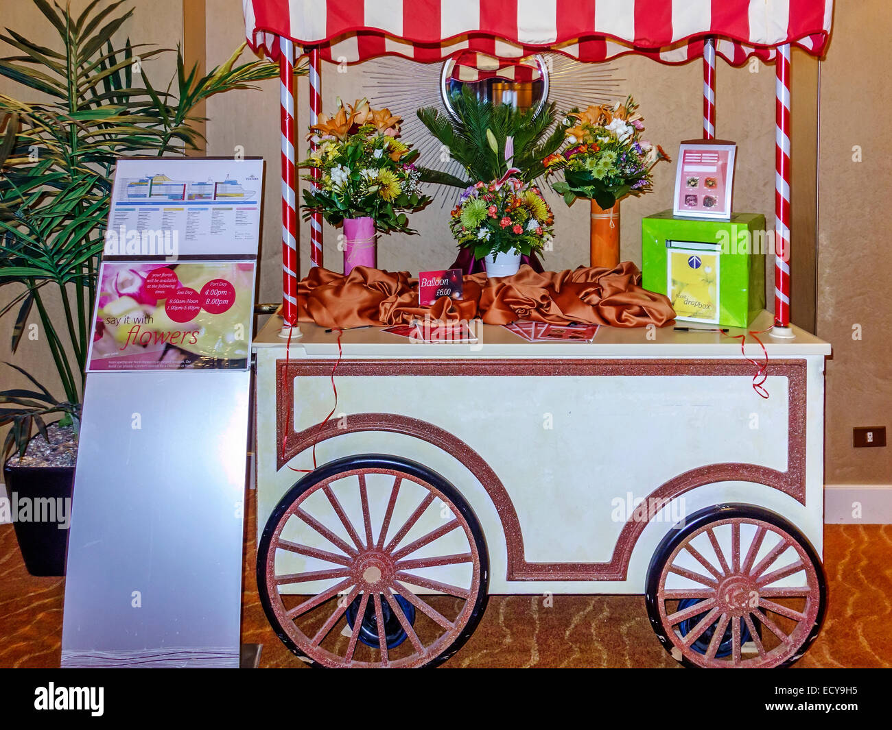 Chariot de fleurs sur un bateau de croisière Banque D'Images