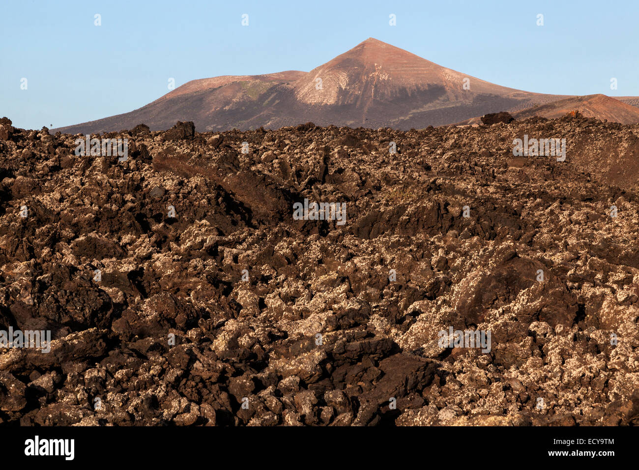 Champ de lave, volcan Guardilama paysage volcanique, à l'arrière, Lanzarote, îles Canaries, Espagne Banque D'Images