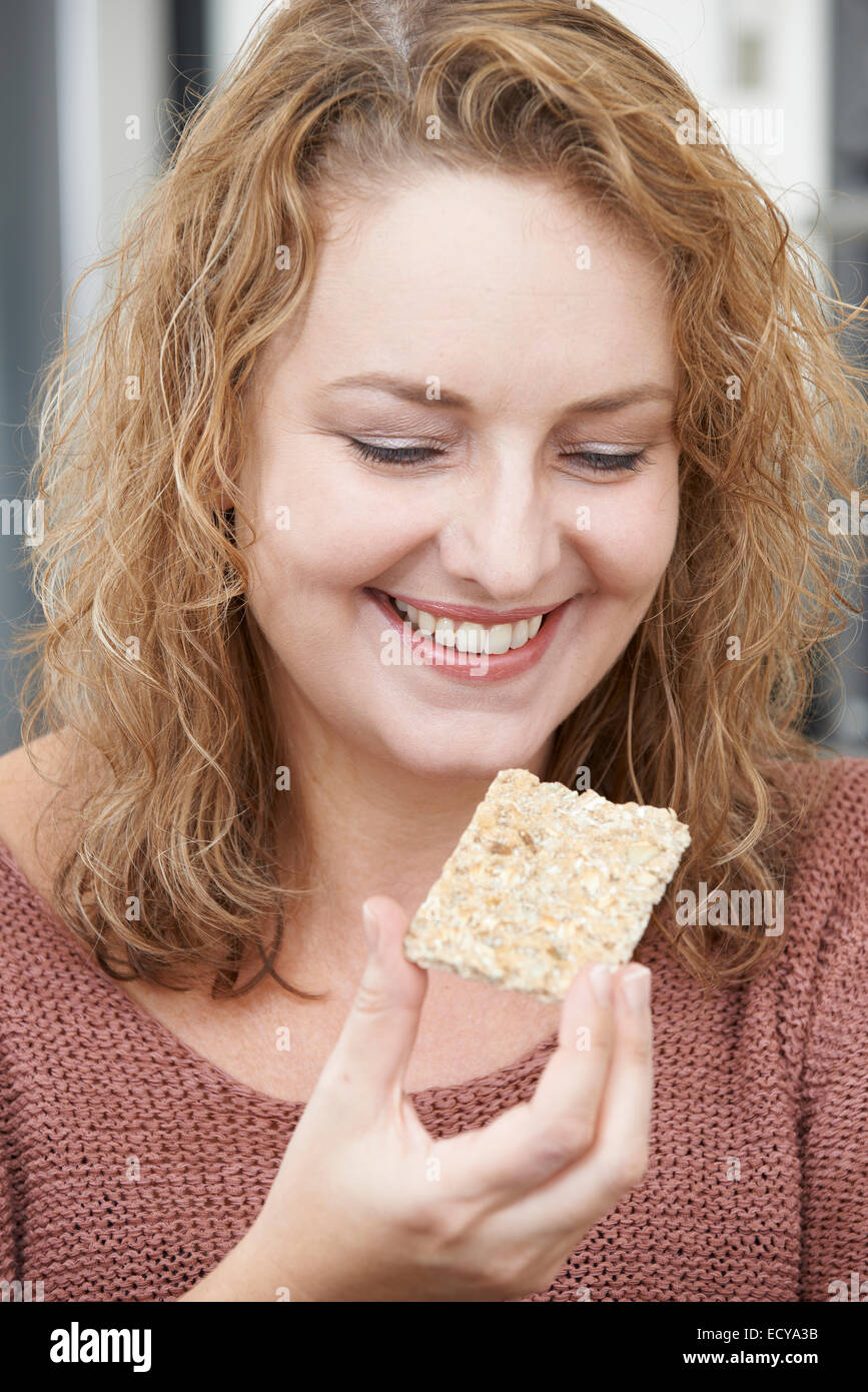 Femme sur le régime alimentaire de manger des biscottes à la maison Banque D'Images