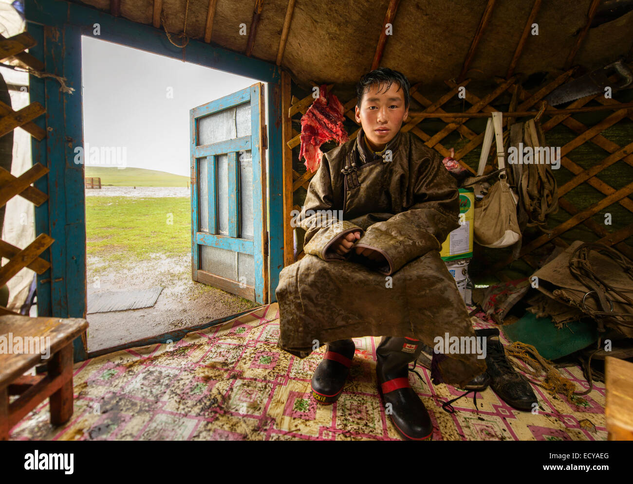 Nomades mongols à l'intérieur de leurs gers, Mongolie Banque D'Images