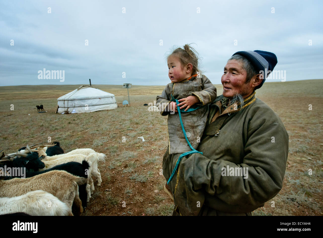 Grand-père et sa petite-fille sur le désert de Gobi, Mongolie Banque D'Images