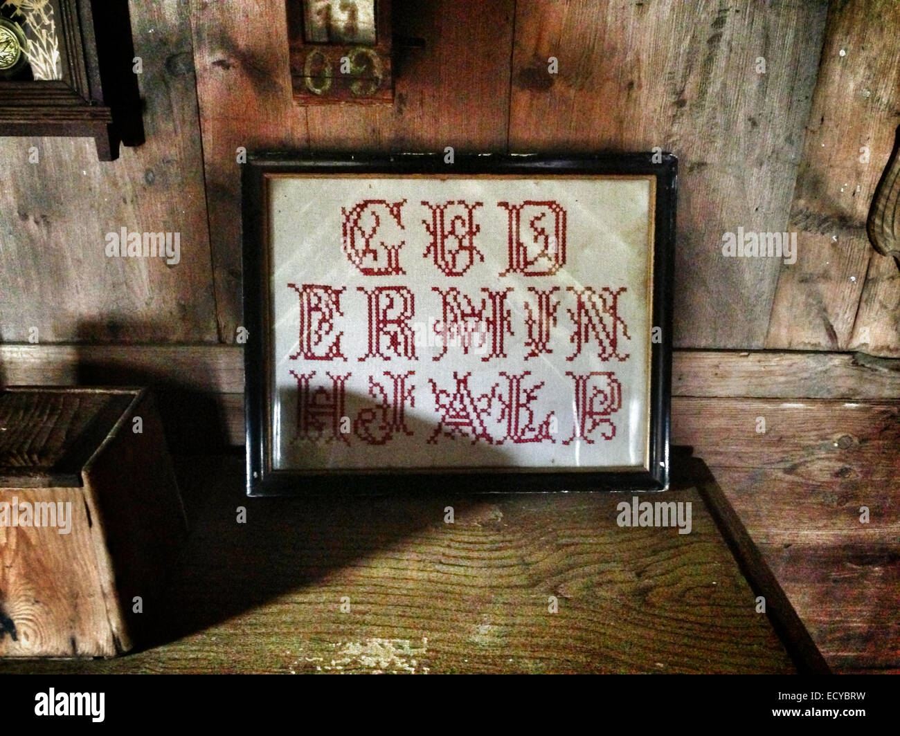 Les travaux de couture sur la table en bois - Image de stock capturée avec un smartphone
