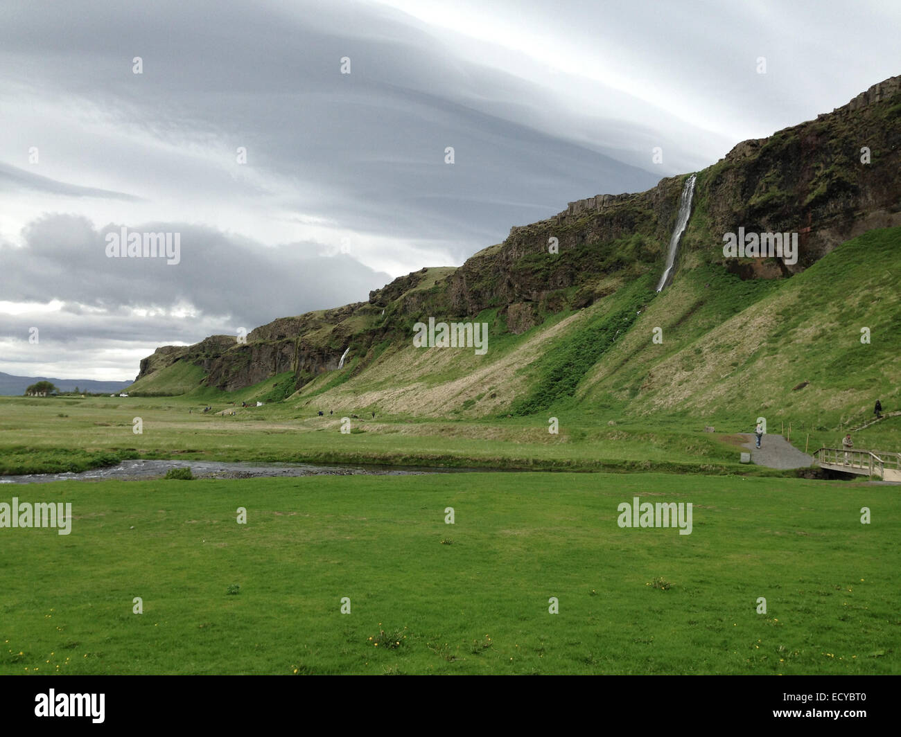 Cascade de Seljalandsfoss et falaise rocheuse, Skogar, Rangarvallasysla, Islande Banque D'Images