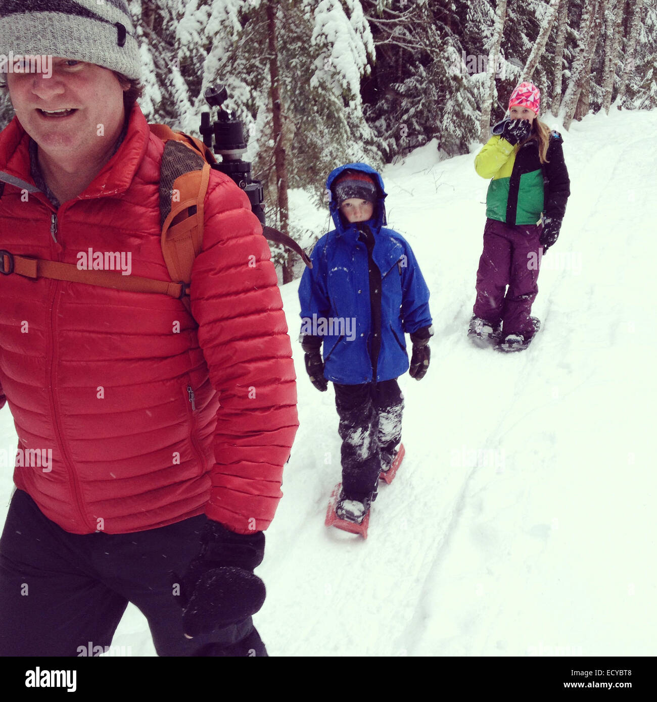 Caucasian family raquettes en paysage de neige - Image de stock capturée avec un smartphone