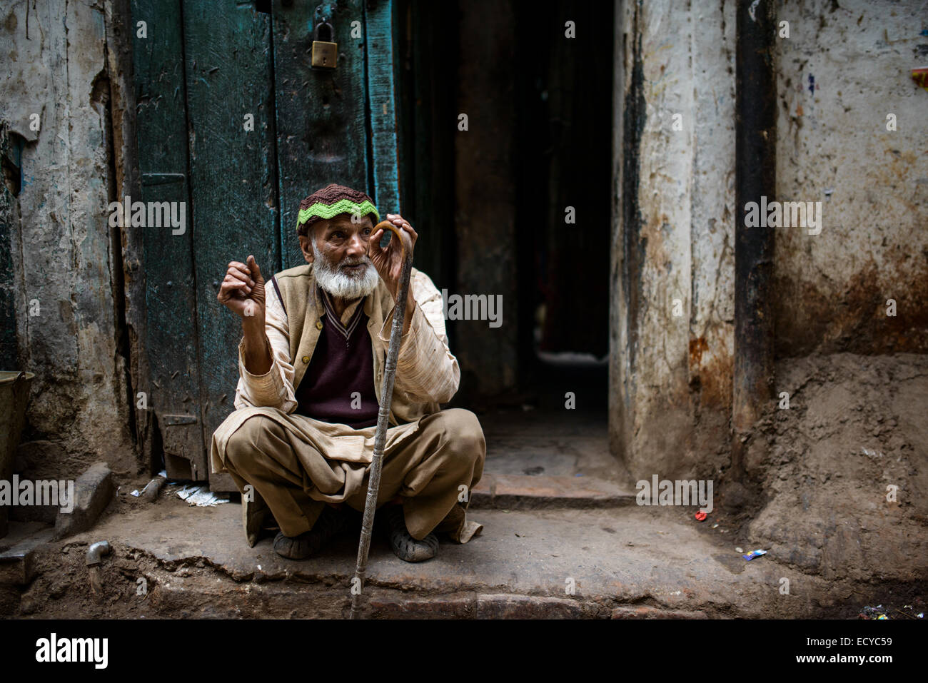 Vieil homme dans les rues de Old Delhi, Inde Banque D'Images