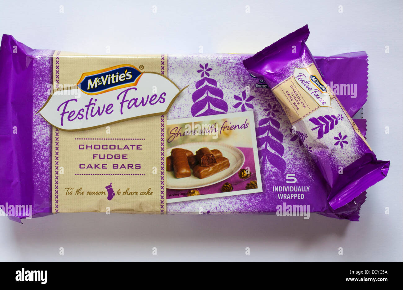 Paquet de barres À gâteau Festives Faves au chocolat de McVitie avec un seul jeu retiré sur fond blanc Banque D'Images