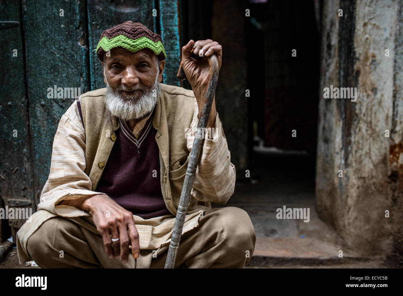 Vieil homme dans les rues de Old Delhi, Inde Banque D'Images