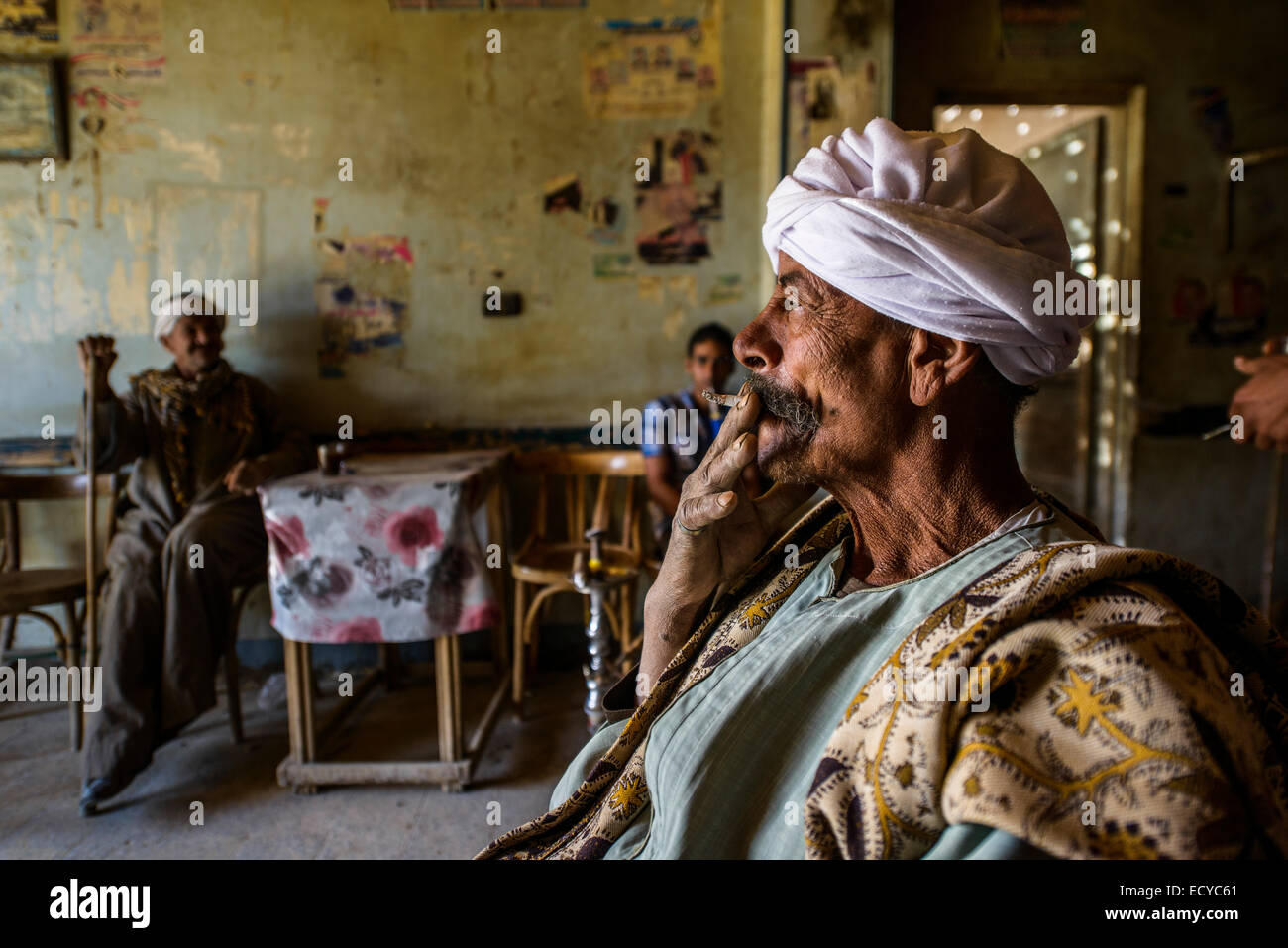 Des hommes à la maison de thé traditionnelle de fumer le narguilé, Egypte Banque D'Images