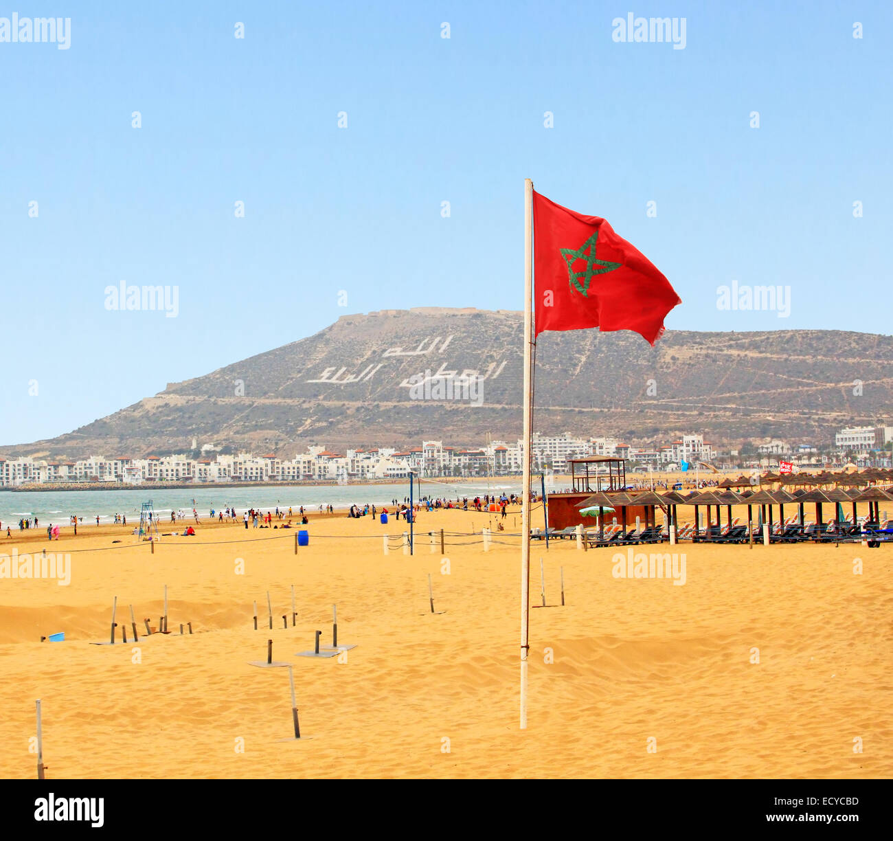 La belle plage d'Agadir avec un drapeau du Maroc Banque D'Images