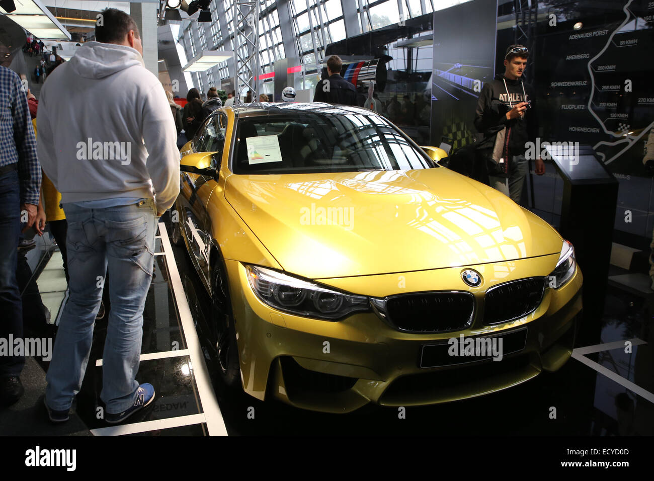 Bmw m4 berline jaune 'BMW 4 Series' personnes tourist Banque D'Images