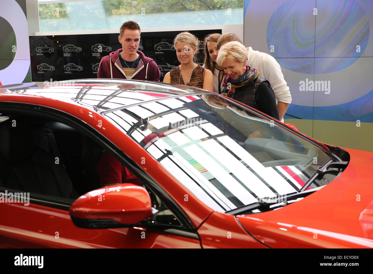 Les blancs Familial Consultez les voiture rouge Banque D'Images