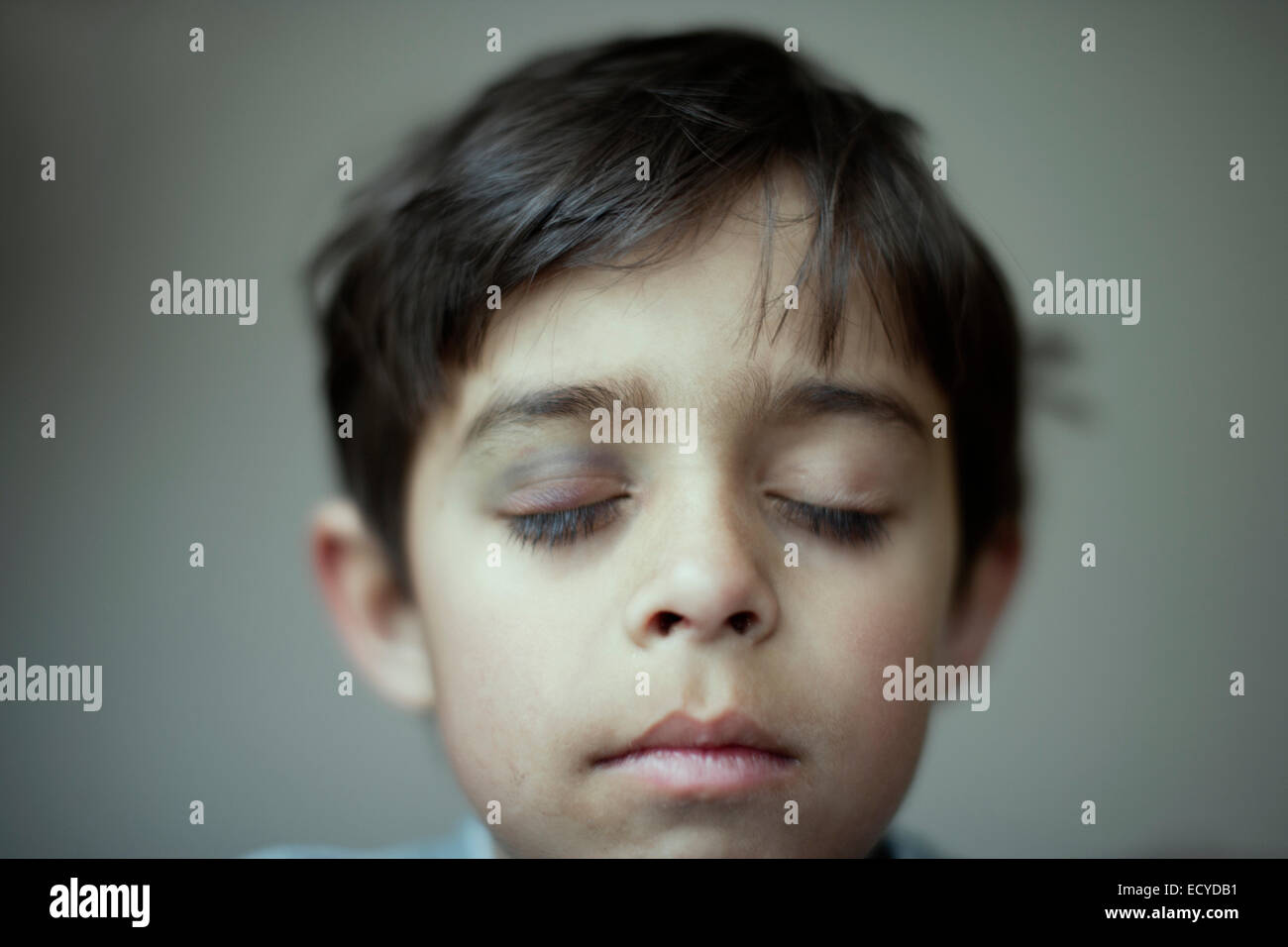 Mixed Race boy avec oeil noir Banque D'Images