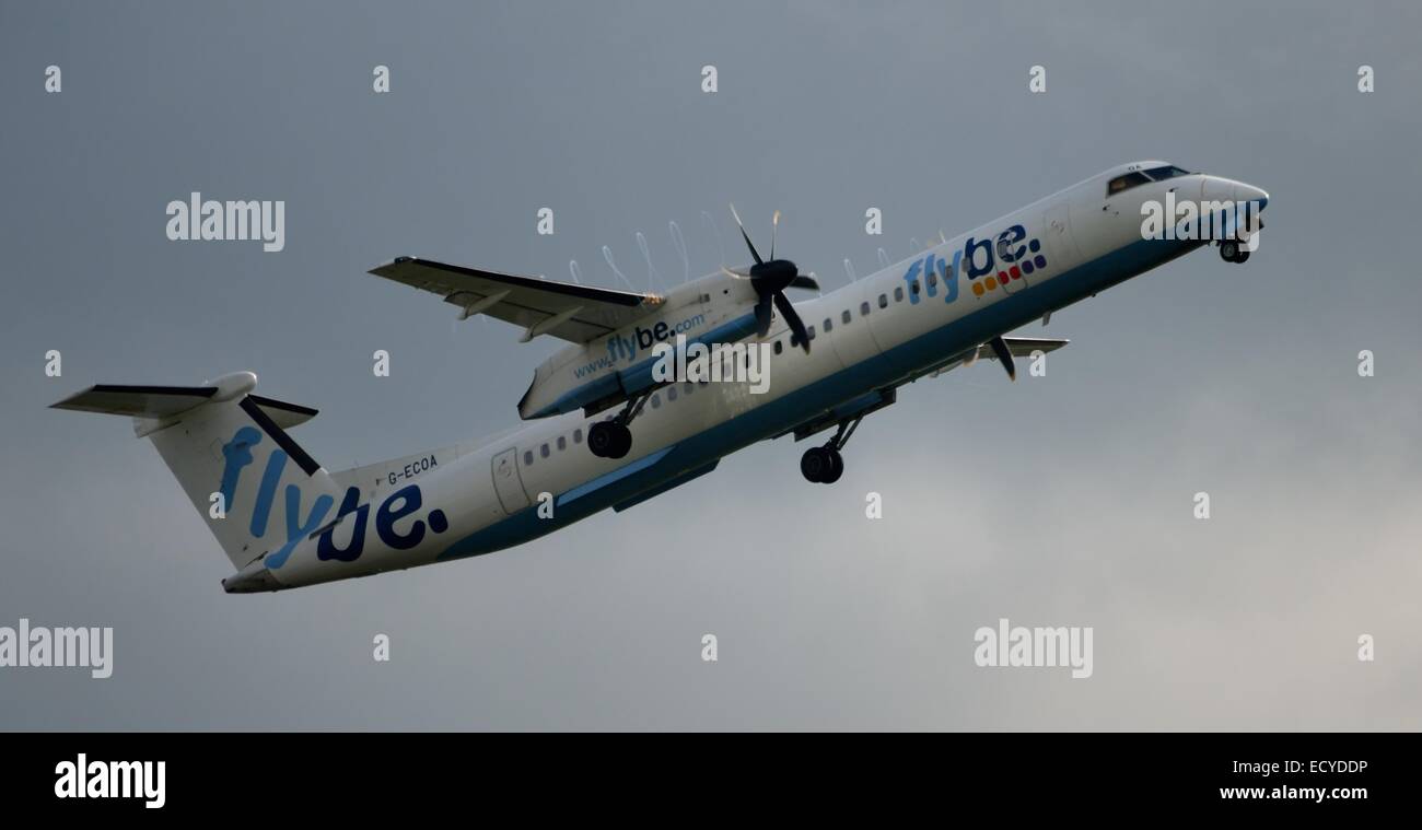 FLYBE prise d'un ciel noir et d'atterrissage qui monte au décollage à l'aéroport de Manchester G-JECI Banque D'Images