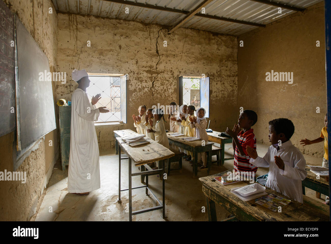 Les enfants d'une école dans le désert du Sahara, Soudan Banque D'Images