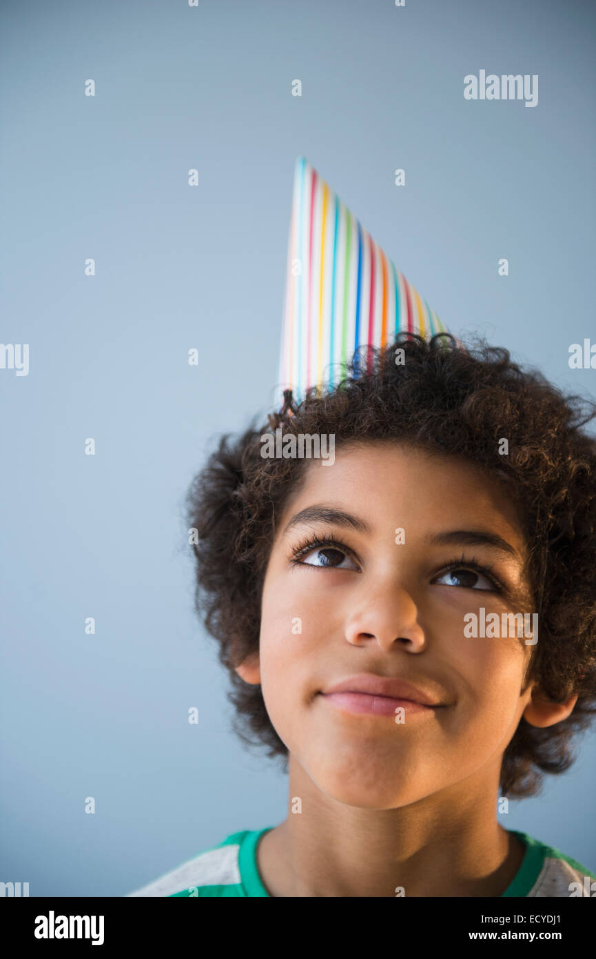 Mixed Race boy wearing party hat Banque D'Images