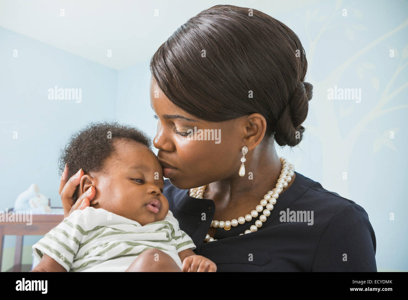 Mère embrassant bébé fils Banque D'Images