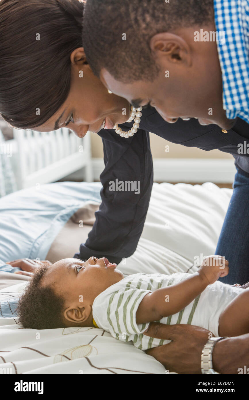 Couple avec bébé fils on bed Banque D'Images