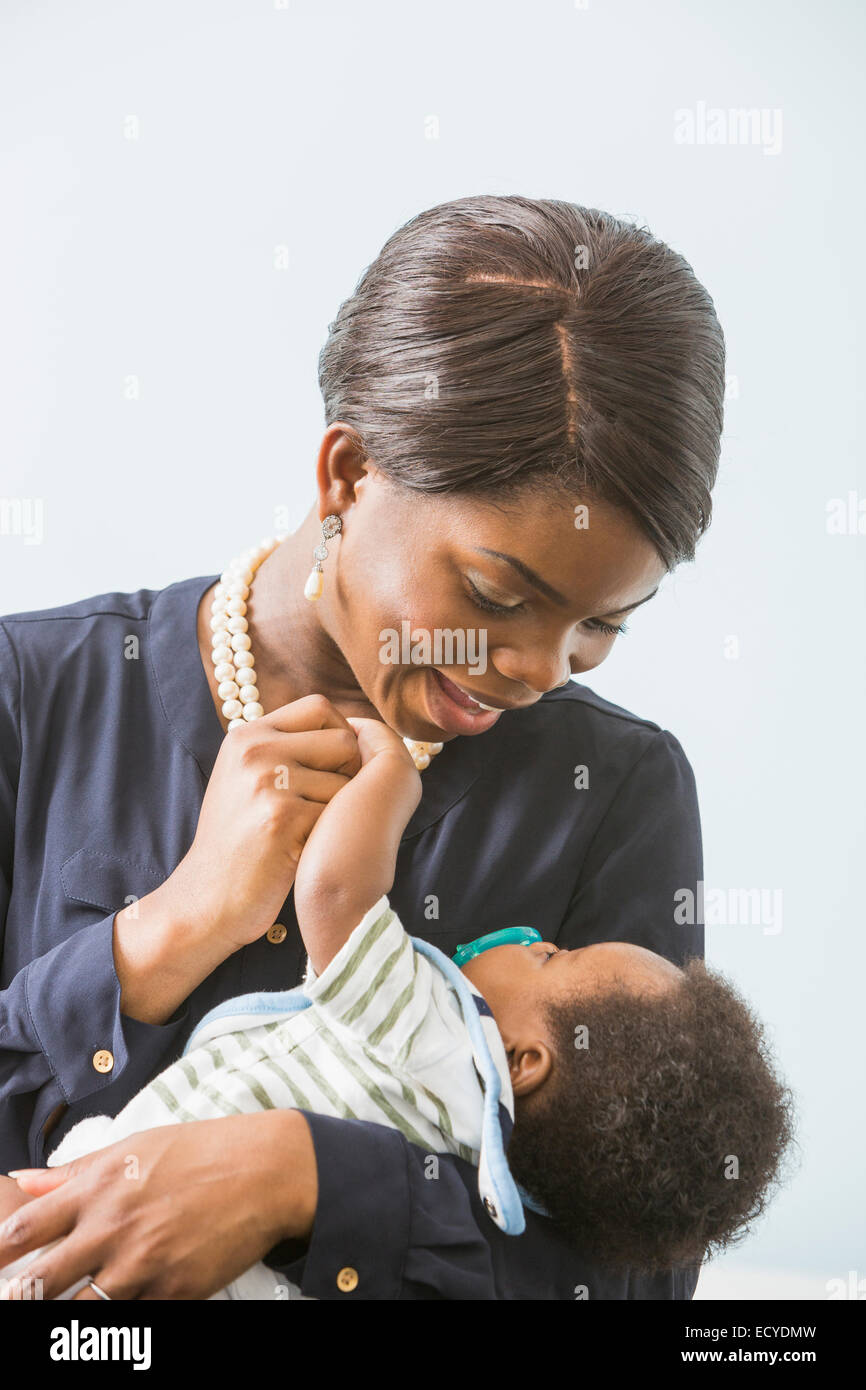 Mère berçant son bébé Banque D'Images