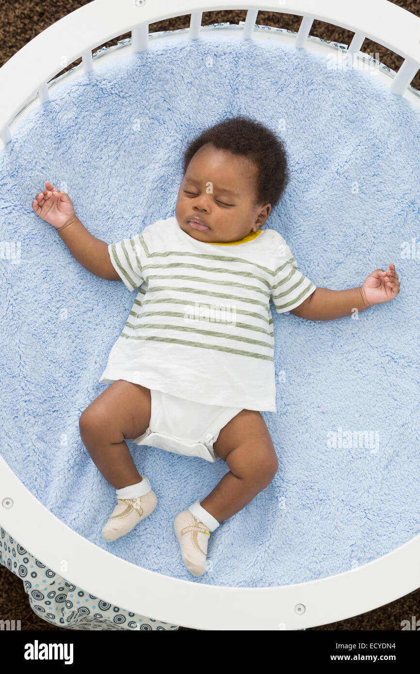 Sleeping baby laying in crib Banque D'Images