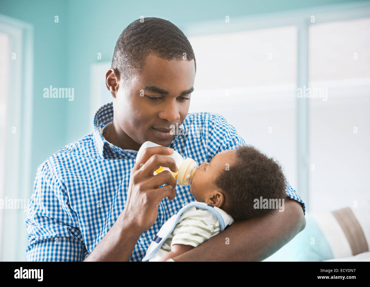 Nourrir bébé bouteille père fils Banque D'Images
