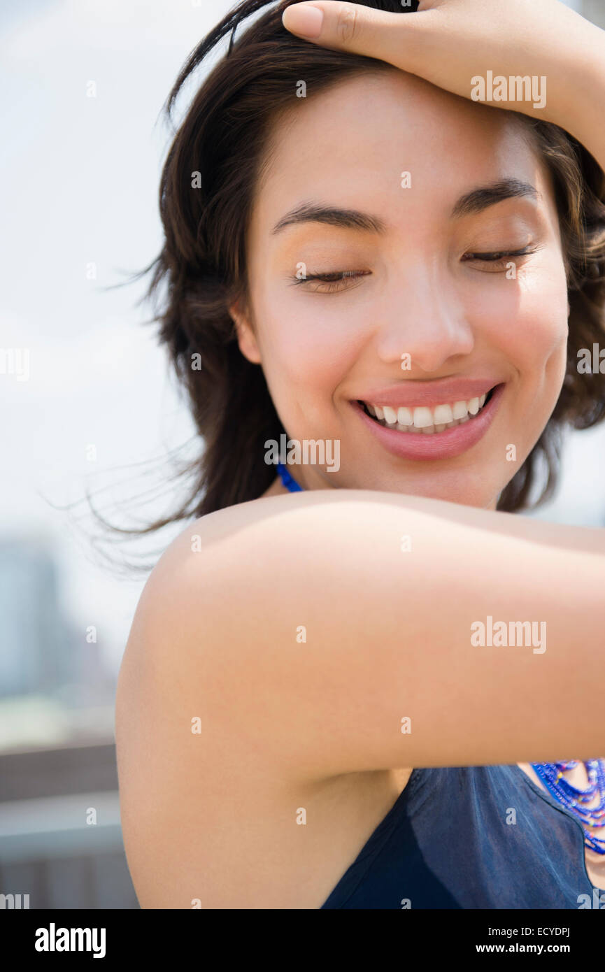 Hispanic woman smiling Banque D'Images